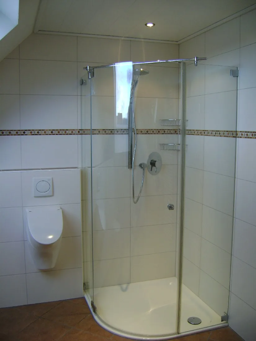Modernes Bad mit Glasdusche