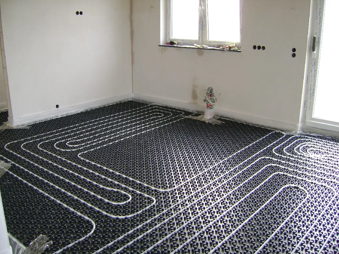 Verlegte Fußbodenheizung in einem Neubau