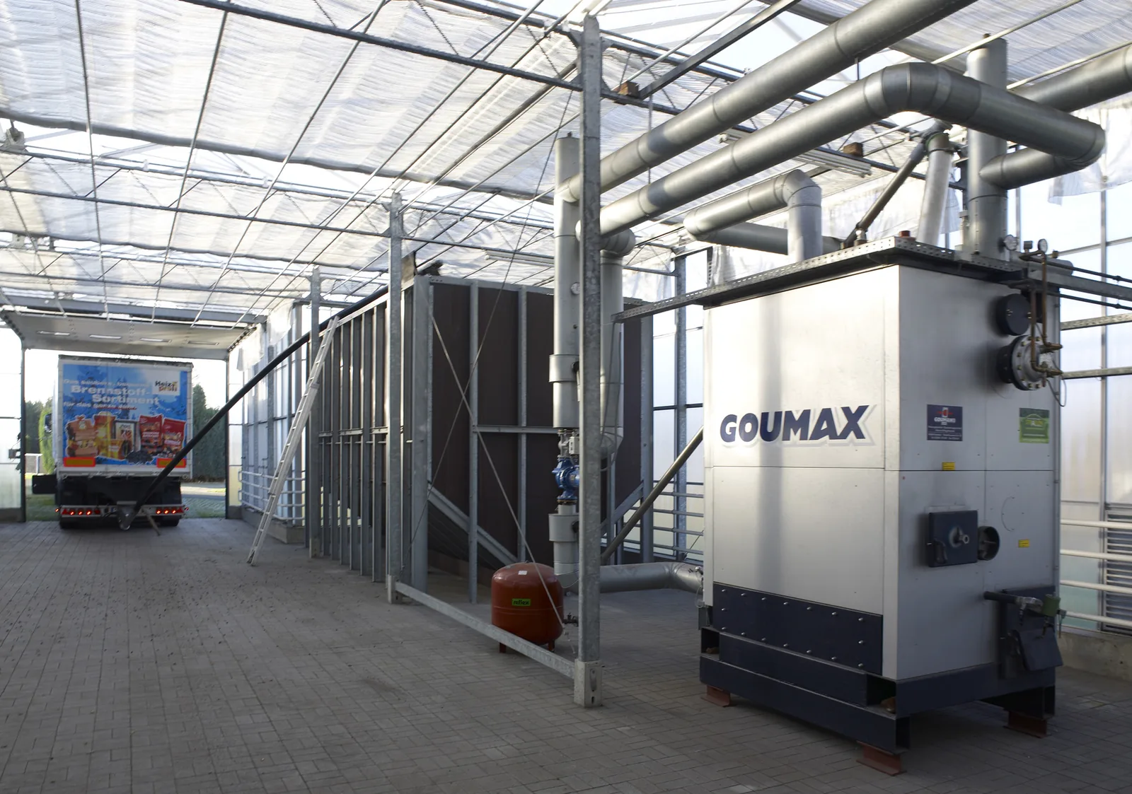 GOUMAX Kessel in einer Halle