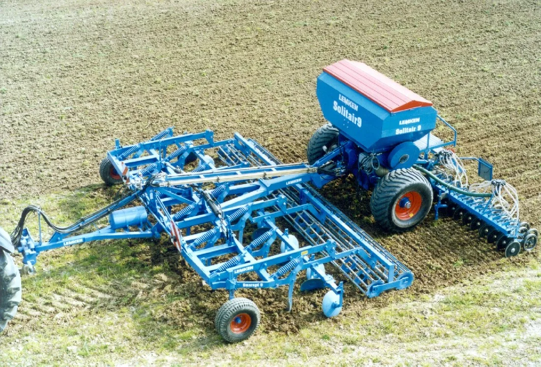 Sämaschine mit Traktor auf dem Feld