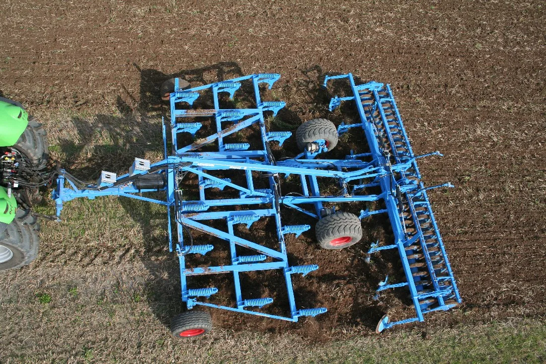Bodenbearbeitungsgerät auf dem Feld