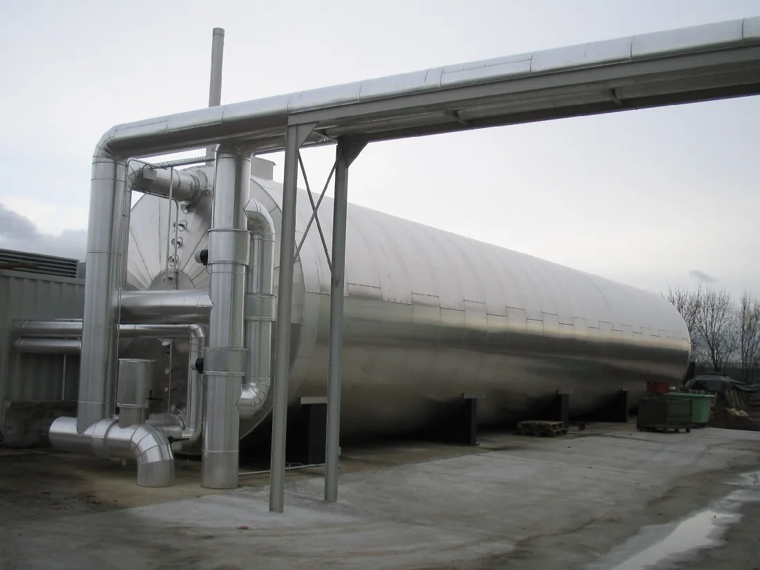 Großer Pufferspeicher im Freien mit isolierten Leitungen