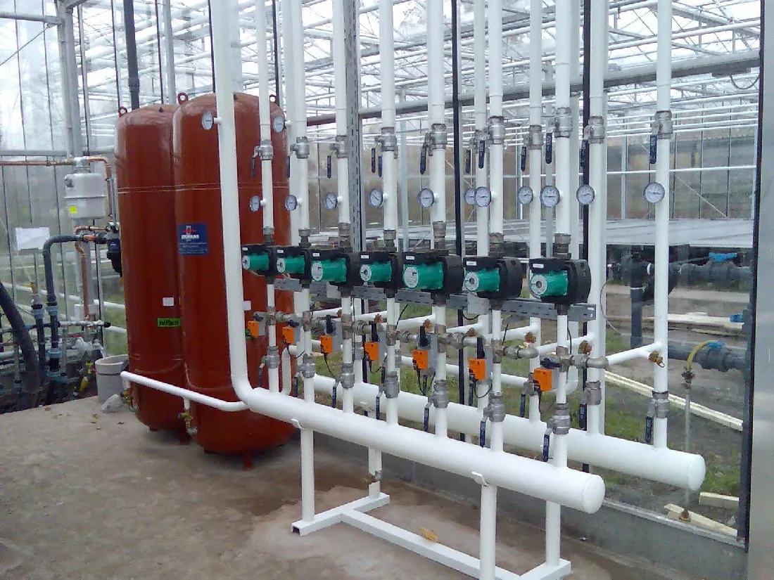 Pumpen- und Verteileranlage in einem Gewächshaus, gebaut von Goumans